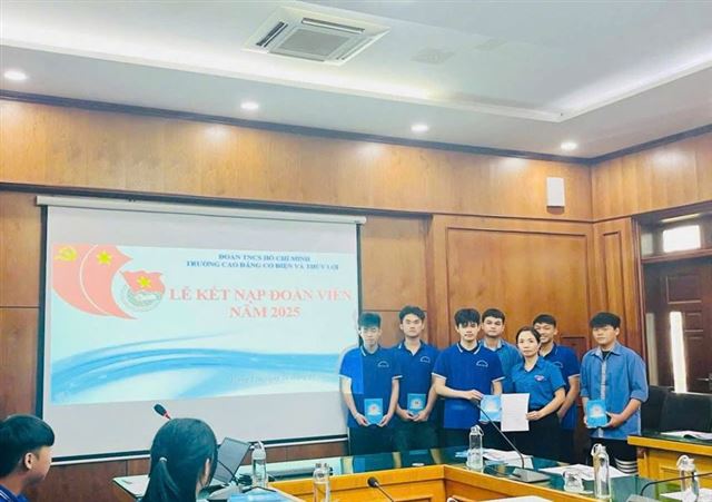 LỄ KẾT NẠP ĐOÀN VIÊN MỚI – DẤU ẤN TRƯỞNG THÀNH CỦA NHỮNG THANH NIÊN ƯU TÚ