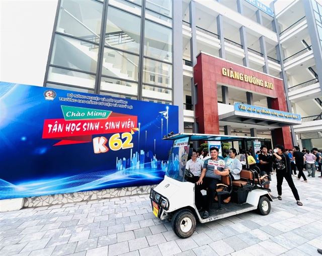 Tưng bừng, rộn ràng ngày nhập học của tân học sinh, sinh viên khóa 62