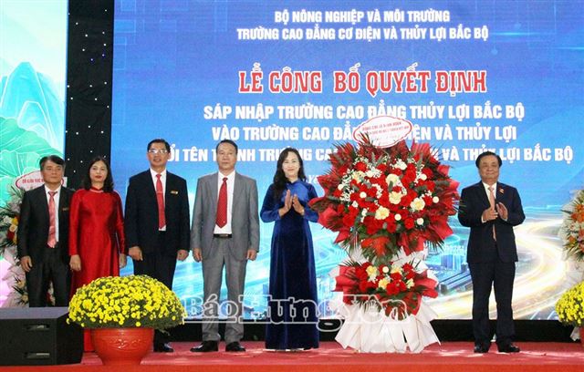 Công bố quyết định sáp nhập trường và đổi tên thành Trường Cao đẳng Cơ điện và Thủy lợi Bắc Bộ