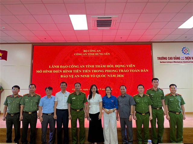 Lãnh đạo Công an tỉnh thăm và động viên Đội Thanh niên xung kích Trường Cao đẳng Cơ điện và Thủy lợi Bắc Bộ