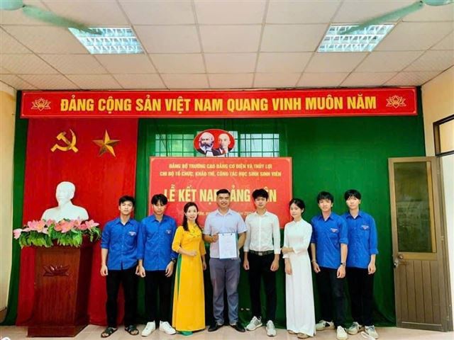  TỰ HÀO ĐẢNG VIÊN TUỔI 18