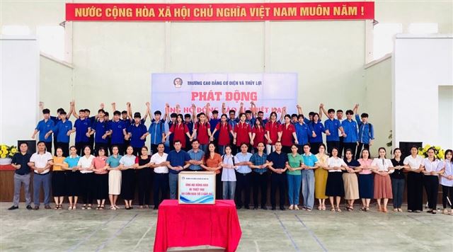 CBVC VÀ HSSV TRƯỜNG CAO ĐẲNG CƠ ĐIỆN VÀ THUỶ LỢI CHUNG TAY ỦNG HỘ ĐỒNG BÀO BỊ THIỆT HẠI DO ẢNH HƯỞNG CỦA CƠN BÃO SỐ 3 GÂY RA