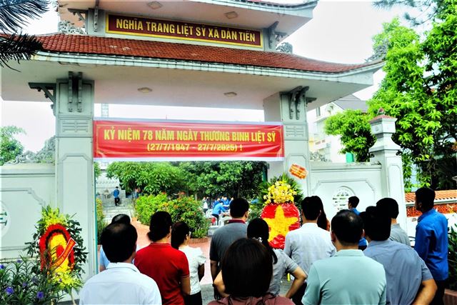 Dâng hương tưởng niệm các Anh hùng liệt sĩ Nhân kỷ niệm 78 năm ngày Thương binh Liệt sĩ (27/7/1947 - 27/7/2025)