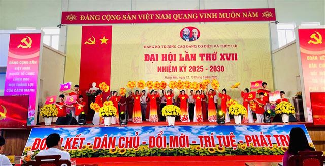 Trang trọng tại Đại hội Đảng bộ Trường lần thứ XVII, nhiệm kỳ 2025-2030