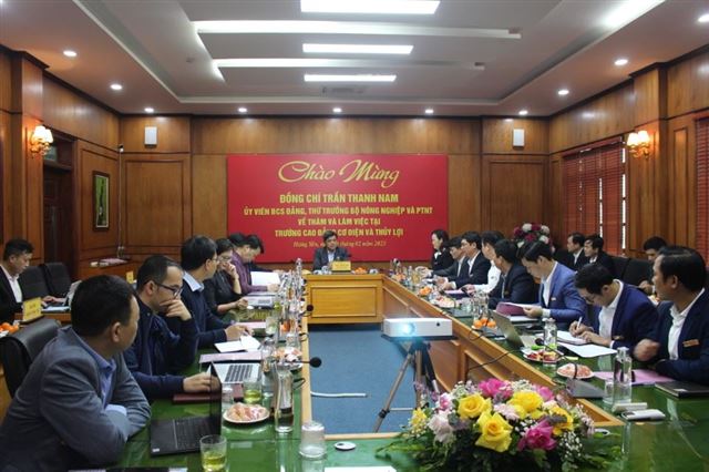 Thứ trưởng Bộ Nông nghiệp và Phát triển nông thôn tới thăm và làm việc tại trường