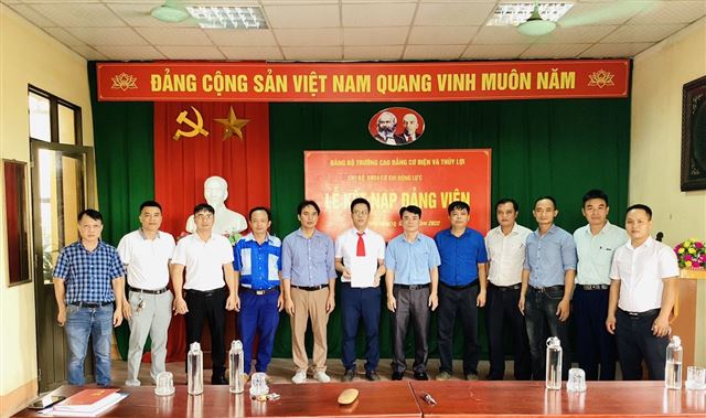 Kết nạp đảng viên mới