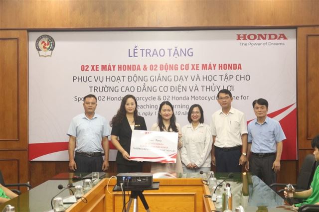 Trao tặng trang thiết bị phục vụ quá trình học tập cho học sinh sinh viên