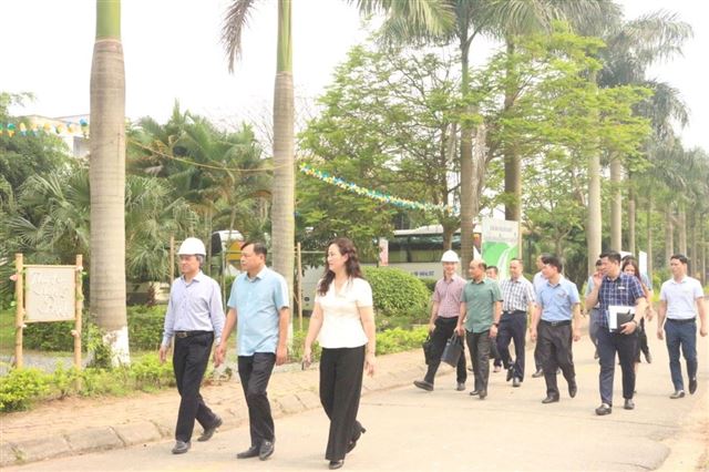 Thứ trưởng Nguyễn Hoàng Hiệp thăm và làm việc tại trường