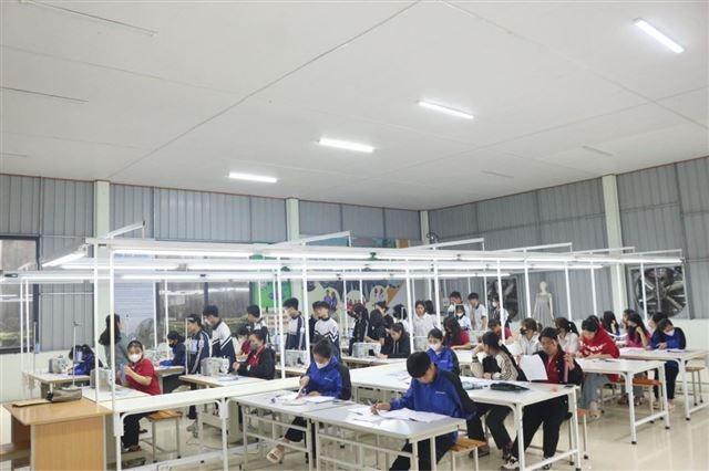 Học sinh các trường THCS thích thú trải nghiệm và tìm hiểu ngành nghề tại Nhà trường