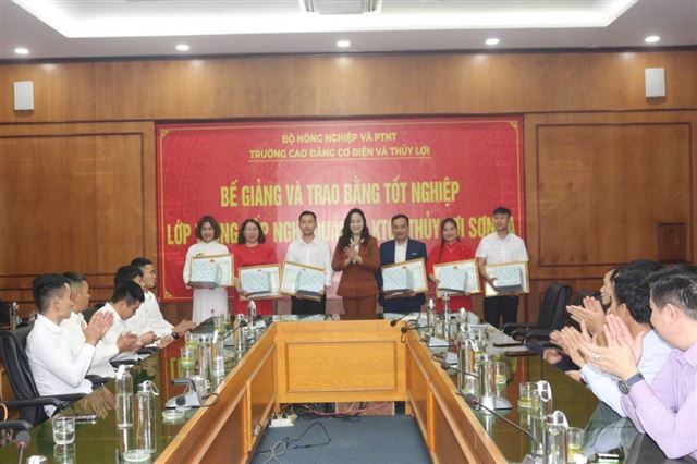 Bế giảng và trao bằng TN cho lớp trung cấp nghề QLKT công trình thủy lợi tại Công ty TNHH MTV khai thác công trình TL Sơn La