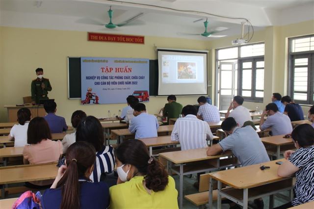 Tập huấn nghiệp vụ về công tác phòng cháy chữa cháy  cho cán bộ viên chức năm 2022