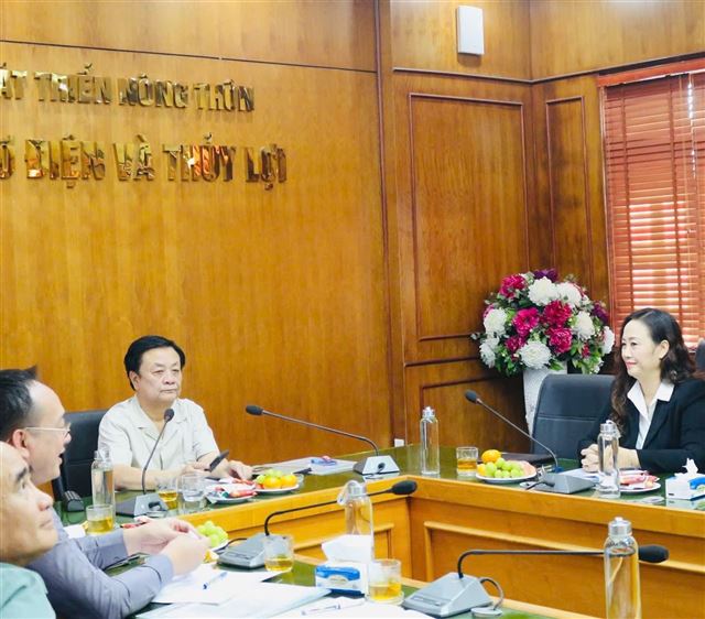 BỘ TRƯỞNG BỘ NÔNG NGHIỆP VÀ PHÁT TRIỂN NÔNG THÔN THĂM VÀ LÀM VIỆC TẠI TRƯỜNG CAO ĐẲNG CƠ ĐIỆN VÀ THỦY LỢI