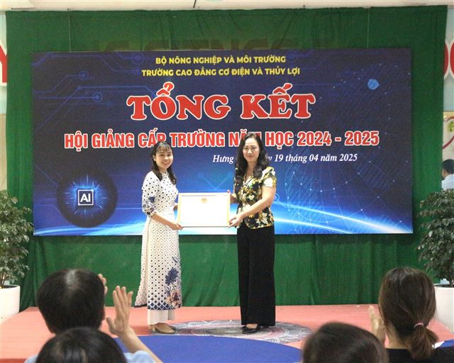 Chủ động, tích cực ứng dụng trí tuệ nhân tạo (AI) và công nghệ tại Hội giảng cấp trường năm học 2024-2025