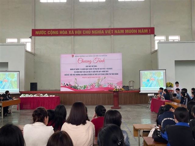Gặp mặt nữ sinh nhân kỷ niệm 115 năm ngày Quốc tế phụ nữ (08/3/1910-08/3/2025), sinh hoạt câu lạc bộ lý luận trẻ quý I/2025