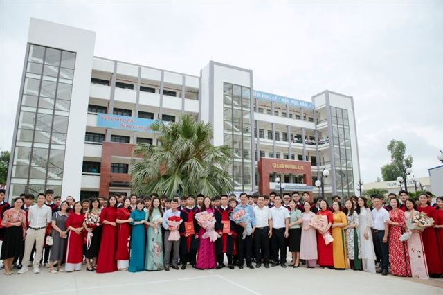 Lắng động và xúc động tại chương trình trưởng thành và tri ân của học sinh khối 12 hệ đào tạo 9+