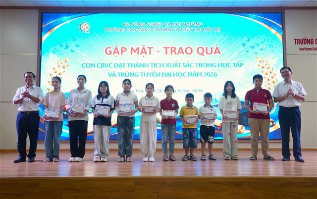Gặp mặt - trao quà cho con cán bộ, viên chức và người lao động tại Trường Cao đẳng Cơ điện và Thủy lợi Bắc Bộ