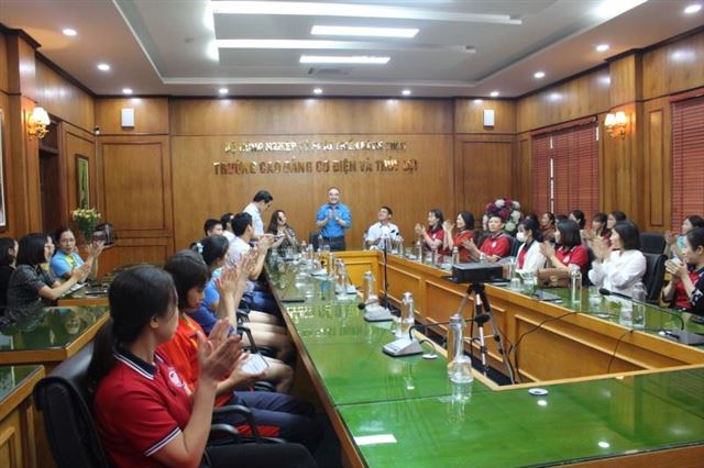 Giao hữu bóng chuyền hơi nữ cán bộ viên chức nhân kỷ niệm  92 năm ngày thành lập Hội LHPN Việt Nam (20/10/1930-20/10/2022) 