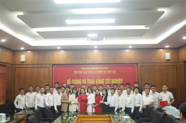 Bế giảng và trao bằng TN cho lớp trung cấp nghề Quản lý khai thác công trình thủy lợi tại Sơn La