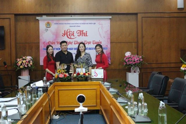 Công đoàn trường tổ chức cuộc thi cắm hoa chào mừng ngày 8.3.2022
