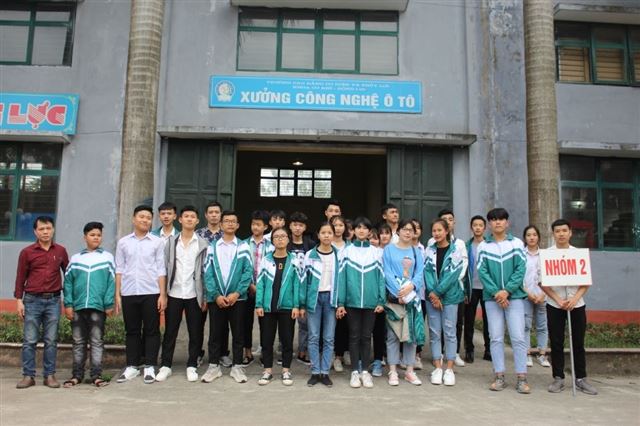 Học sinh tham quan